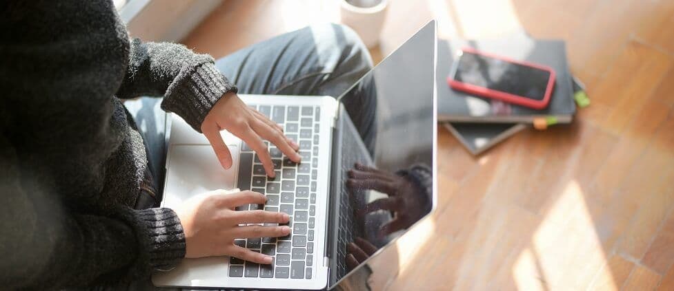 woman mentoring online