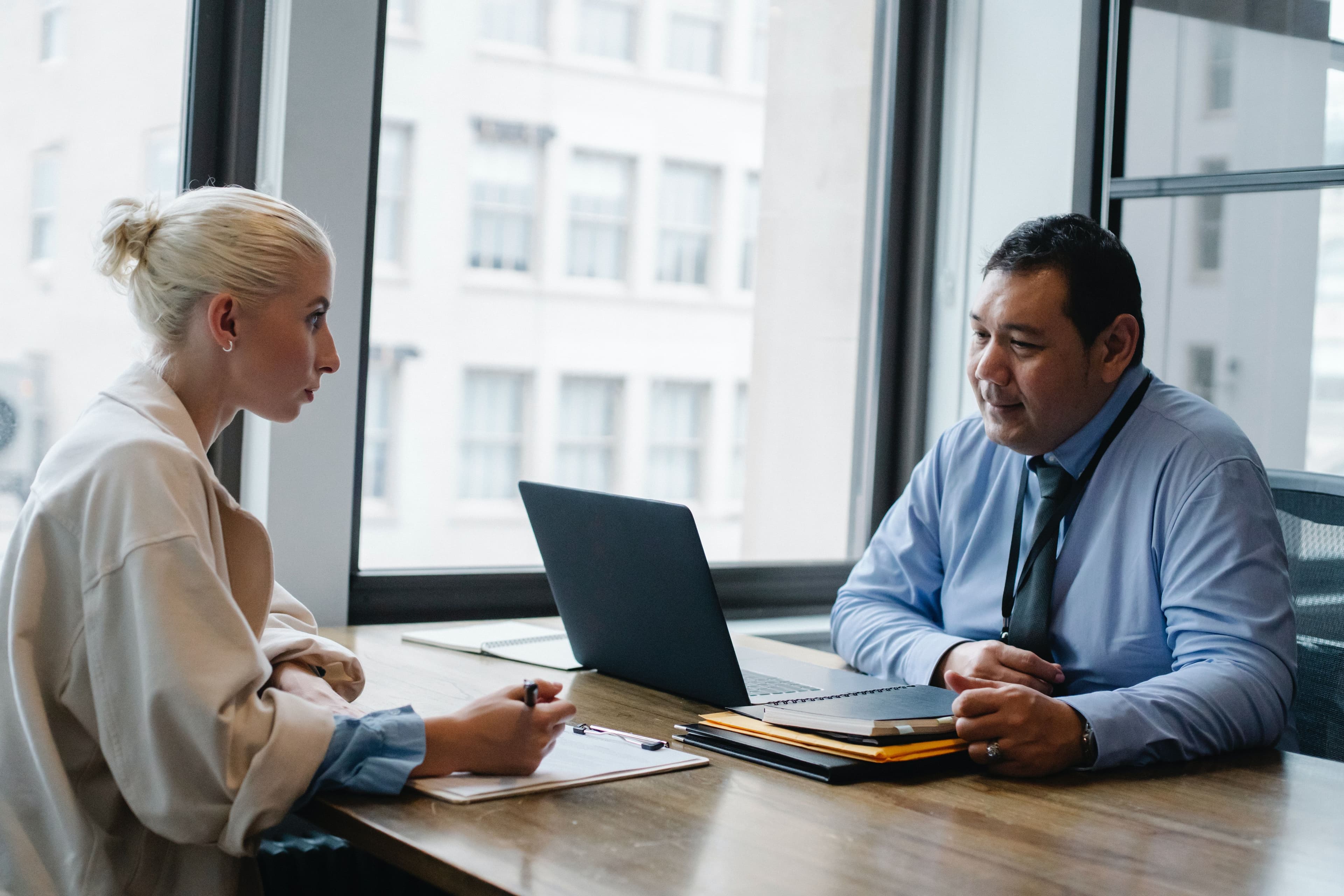 female employee and manager discussing boomerang employees