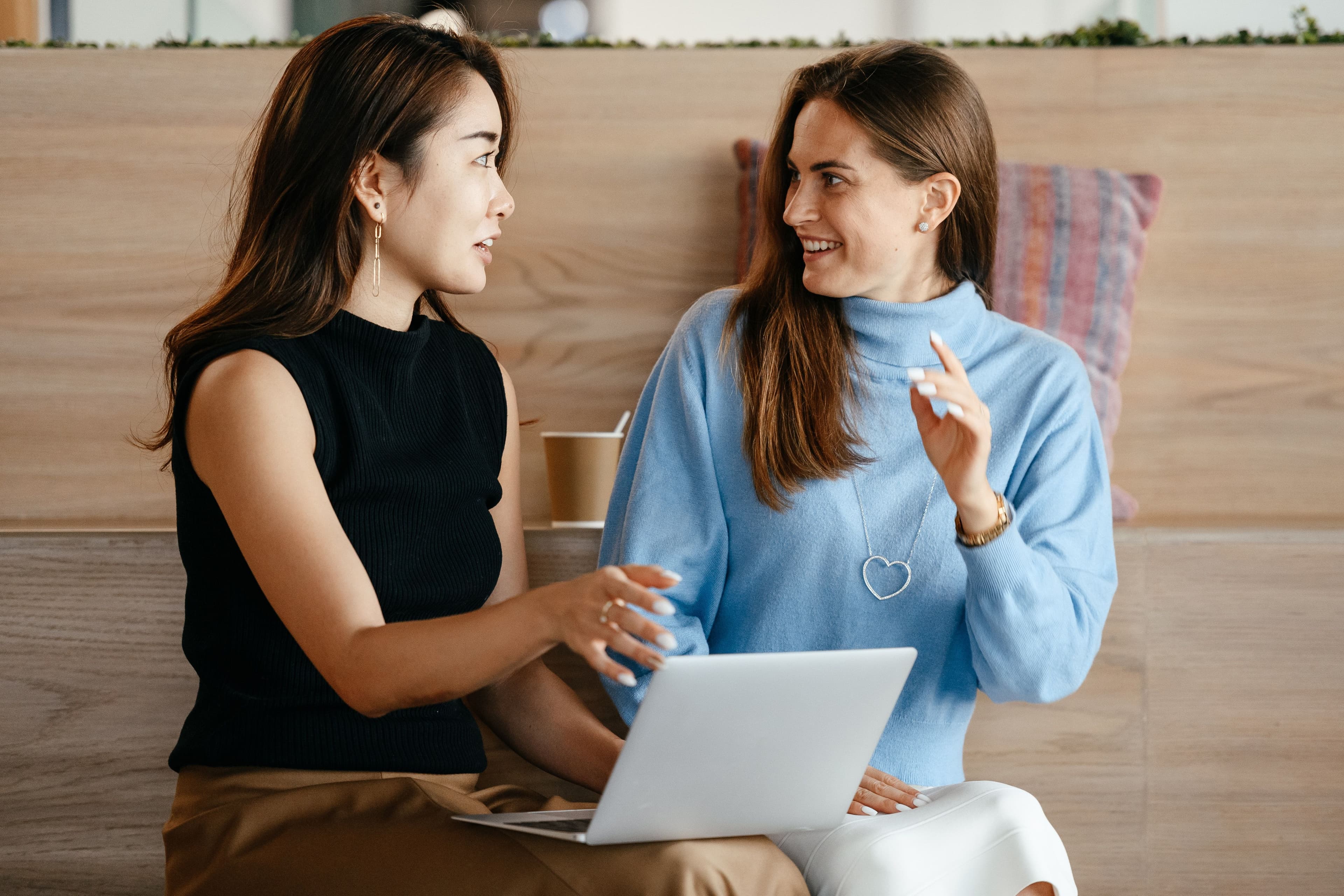 two women having a flash mentoring meeting in the workplace