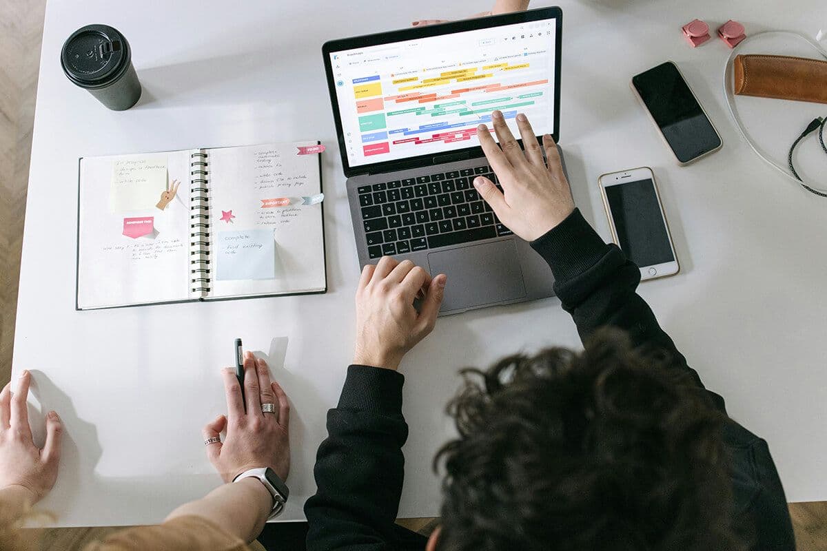 must-have mentorship integrations - woman sitting at her laptop working on a calendar sync